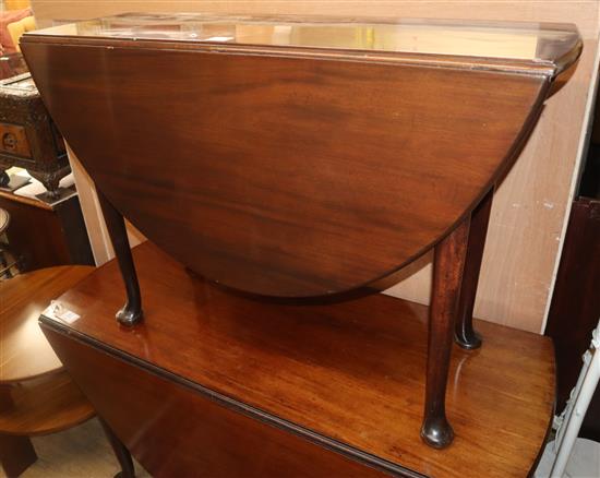 A George III mahogany dropleaf dining table W.104cm